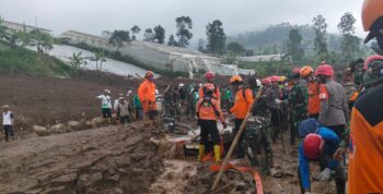 Tim SAR Batalyon B Pelopor Sat Brimob Polda Jabar Terus Lakukan Pencarian Korban Longsor di Pasirlangu1